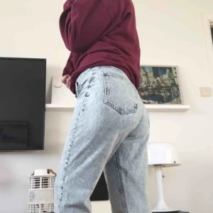 - Momjeans från pull & bear i en ljus stentvättad nyans. Storleken är 38, men är något små i storleken. Oanvända med lappar kvar. Frakt ingår i priset. Jag är 162 cm och de passar perfekt i längden, så antar att de egentligen är ankellängd