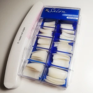  - Vita tippar och oöppnad nagelfil med 6 olika styrkor. 50 kr för båda. 