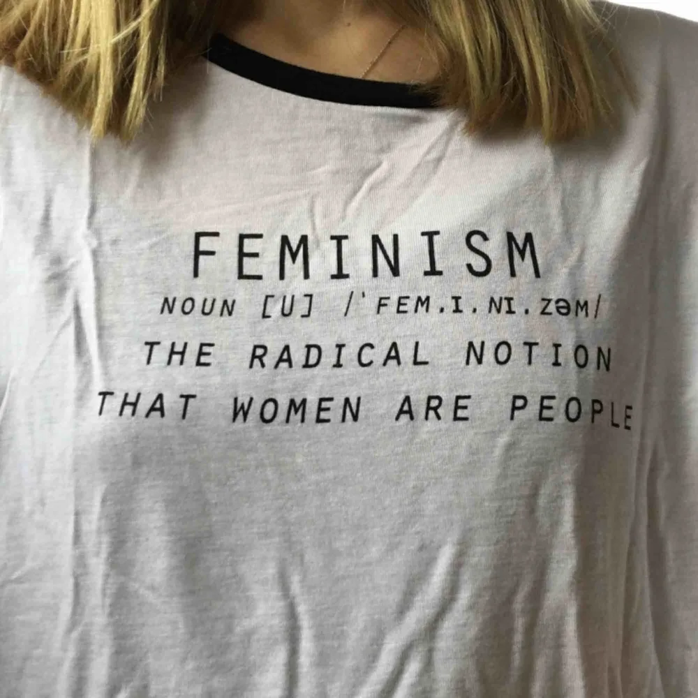 Superhäftig tröja med ”Feminist”-tryck från HM, knappt använd.  Kan möta upp i Lund eller Kristianstad, annars står köparen för frakt.. T-shirts.
