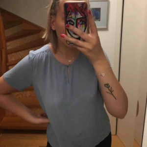  - Snygg ljusblå blus från Stockh lm, knappt använd men liten missfärgning vid knappen (syns på andra bilden) men syns inte när de e knäppt 