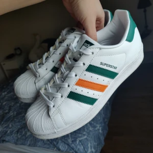  - Adidas superstar sneakers, supersnygga med orange och gröna stripes! 💚🍊 Endast testade ute 1 gång, så i fint skick. 400 pix för dessa och jag står för frakten! Först till kvarn 🌟