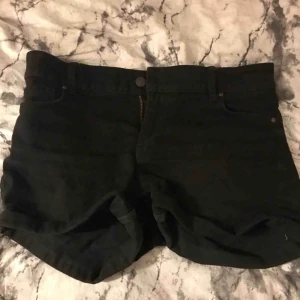  - Helt vanliga svarta shorts. Kan frakta men då står köparen för frakten tar även swish😊