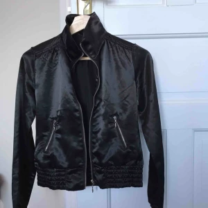  - Snygg jacka 🖤 bra passform! plus frakt och den är din!