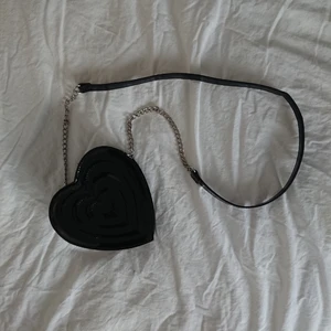  - Söt liten väska från Monki! Dimensioner: Höjd 15cm Bredd 15cm Längd 62cm Träffas I centrala Stockholm OK Frakt (kostar lite extra) OK ♡ 