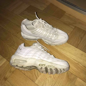  - Säljer dessa Nike air max 95s, använda men i bra skick! 560kr ink frakt. Passar mig som har 37. Priset kan diskuteras vid snabb affär