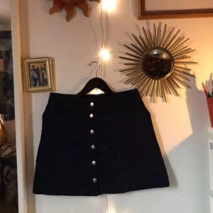  - Jättefin mörkblå manchesterkjol med silverknappar!