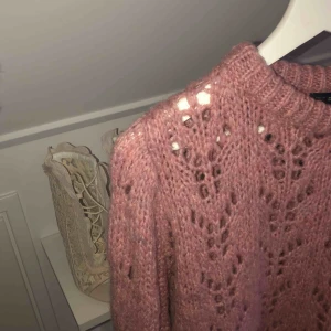  - Stickad tröja från chiquelle! Tröjan är supersnygg och är inne. Endast använd ett fåtal gånger på bild!