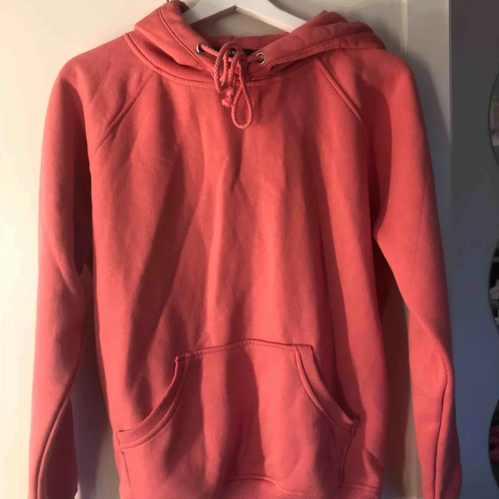 Rosa hoodie från Bikbok som aldrig är använd! . Tröjor & Koftor.