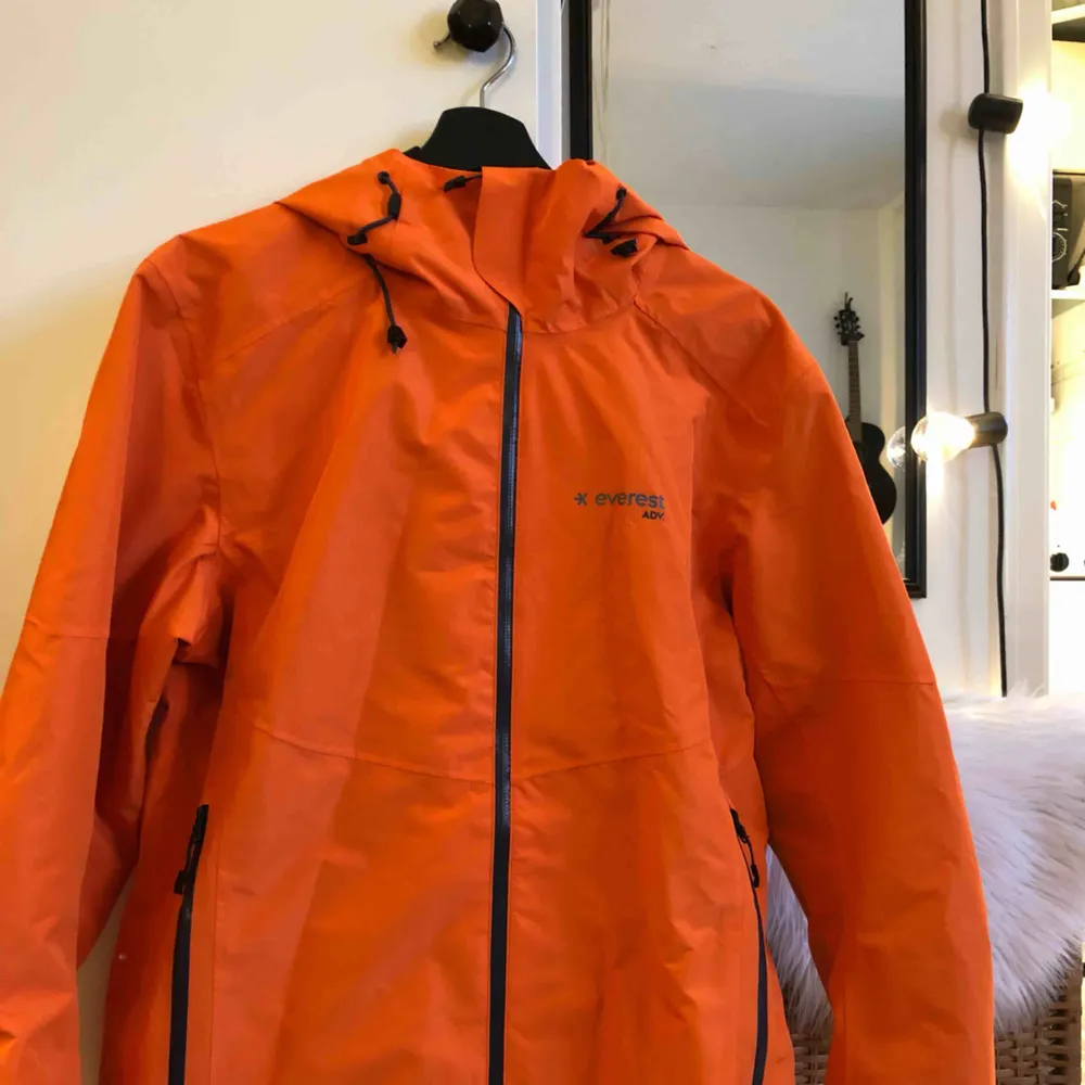 En helt oanvänd Herr Everest jacka i snygg orange! Nypris ligger jackan på 1000kr. Kan mötas upp i Norrköping eller postas, köpare står för frakt🌼. Jackor.