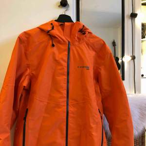 En helt oanvänd Herr Everest jacka i snygg orange! Nypris ligger jackan på 1000kr. Kan mötas upp i Norrköping eller postas, köpare står för frakt🌼