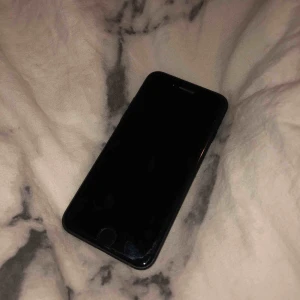  - iPhone 7  Inga skador Använd i cirka ett halv år 