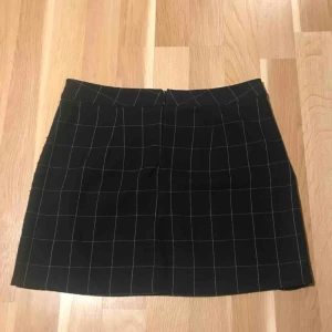  - En svart rutig kjol i storlek onesize men skulle säga att den passar xs-m. Min favorit kjol därav lite nopprig men fortfarande fint skick. Köparen står för frakt