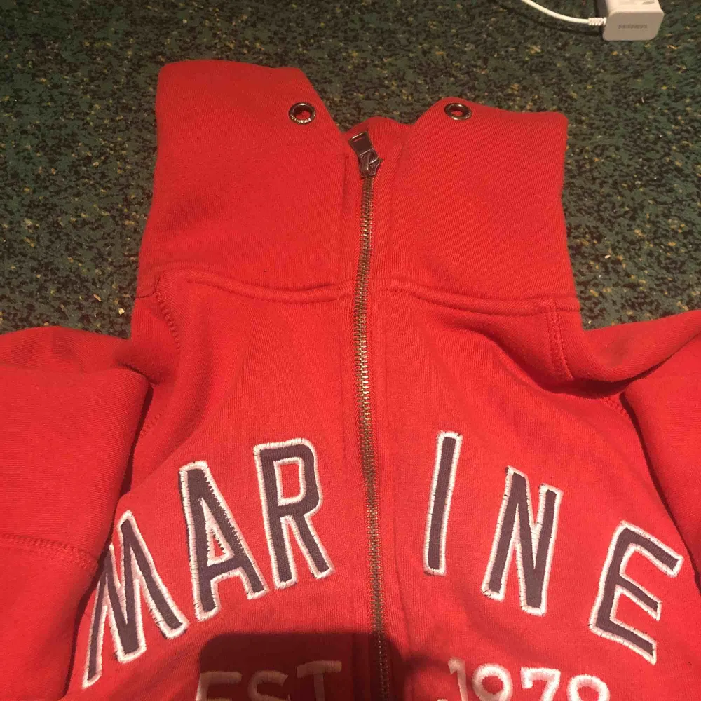 Marine est. 1978 sportwear hoodie, röd. . Hoodies.