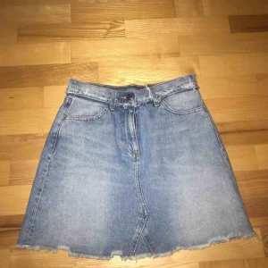  - Jättefin jeanskjol från Monki med slitningar, tyvärr kommer den inte till användning hos mig! Använd fåtal gånger.  Köpare står för frakt