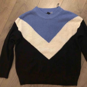  - Stickad tröja från H&M. Knappt använd så den är i bra skick