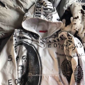  - Hjälper min pojkvän att sälja hans Supreme hoodie då den inte kommer till användning. Den är i bra skick och söker nu ny ägare. Tar betalning via swish och fraktar mot betalning. Skriv om ni önskar att se fler bilder. 