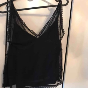  - En snygg top som inte har använt. Storlek s men det passar i storlek m också. Priset ingår för frakten 