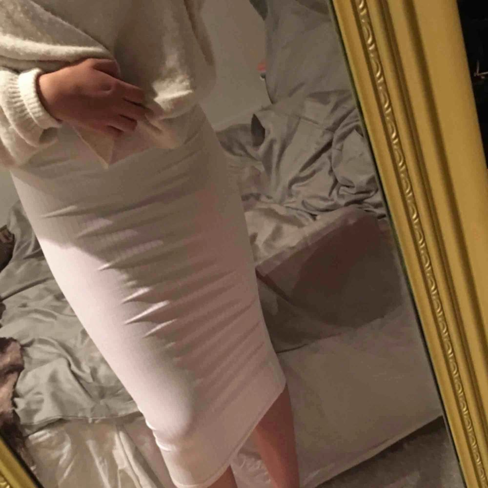 Super fin vit ribbad kjol från missguided ! Prislappen finns kvar! Aldrig använd. Kjolar.