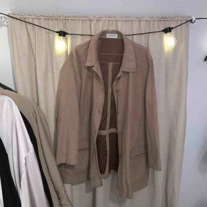  - Beige jacka i tunnare material (mocka-liknande).   Betalas med swish. Kan mötas upp i Halmstad eller skicka mot frakt som betalas av köparen. 