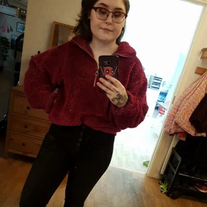  - Fluffig tröja i Cerise med dragkedja. Oversize så passar även någon med storlek S/M. Frakt tillkommer.