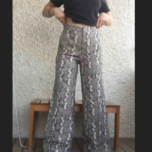  - Ballaste ormskinnsbrallorna i bomull! HELT NYA!! Dold dragkedja å knäppning fram o fickor i sidan! Jag är 170 på bilden! Säljer för dom tyvärr aldrig används😢 nypris 350kr! Bjussar på frakten!