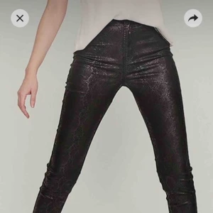  - Aldrig använda, lappen är fortfarande kvar. Superfina och passar mig som är en XS men dem ör också väldigt stretchiga. Frakt tillkommer