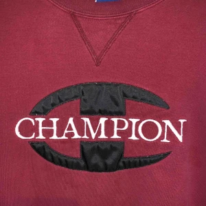  - Vinröd Champion sweatshirt köpt secondhand på Beyond Retero. Har som ni ser på sista bilden en fläck på baksidan av ärmen som var där när jag köpte tröjan, men den syns knappt när tröjan är på. 