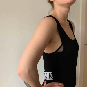  - Svart back klänning med märkesband i ryggen. Använd få gånger