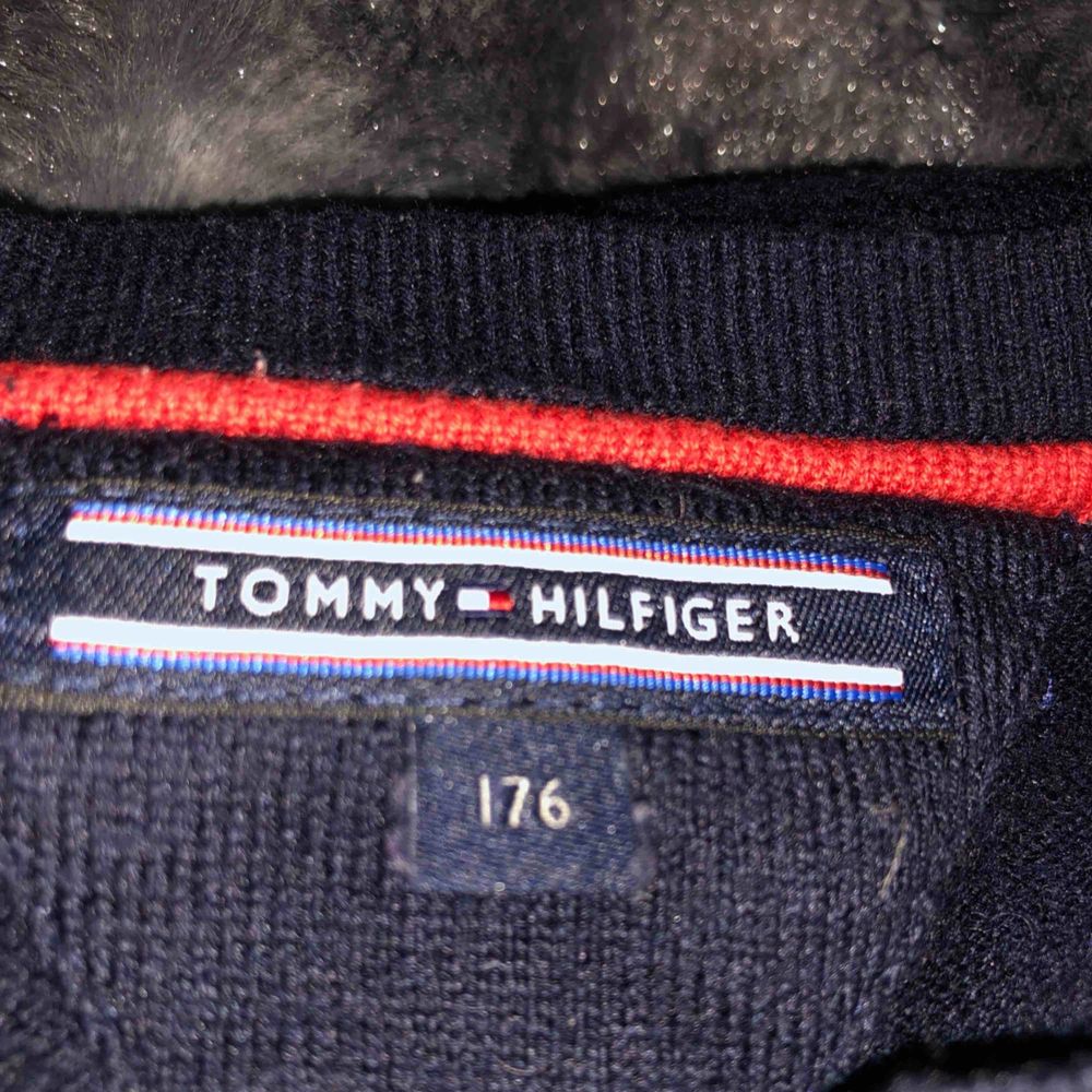 Kofta från Tommy Hilfiger köpt från kidsbrandstore (därav storleken). Sitter som en S och är i mycket gott skick.  Bjuder på frakten om du köper 2 grejer eller mer!. Tröjor & Koftor.