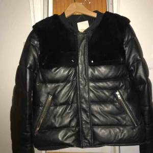  - Snyggaste dunjackan från J Lindeberg. Material: dun och nappaskinn(+ krage i fuskpäls). Sälje pga fel storlek. Sista bilden: produktbild i annan färg/material. Hämtas upp/köpare betalar frakt.✨✨