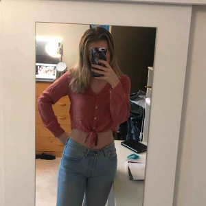  - Blus/skjorta från NA-KD. Använd några gånger men är i nyskick. Köparen står för frakt. 