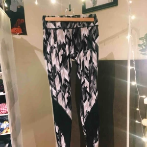  - NIKE träningstights! Är höga i midjan och är inte genomskinliga alls👌🏻✨ 