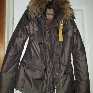 Billig parajumper - Hej jag säljer en Parajumper. Färg Brun. Storlek xs. Hänger en ring på dragkedjan då spännet är borta.  det är inget som stör eller syns. Kvitto finns ej.