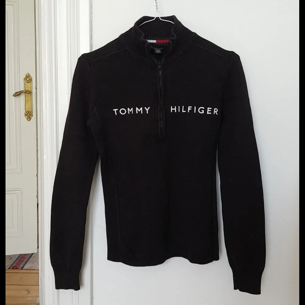 Vintage Tommy Hilfiger-tröja med polokrage och dragkedja. Tröjor & Koftor.