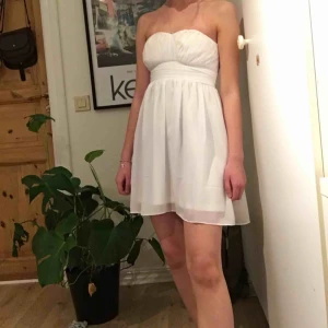  - Finklänning från märket Models Behaviour (köpt från Nelly.com), passar till XS-S, frakten räknas in i priset men kan även mötas upp runt Växjö/Åseda (fraktfritt pris) 🤩💕