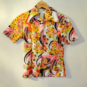  - Vintageskjorta, lite figursydd och spetsig krage