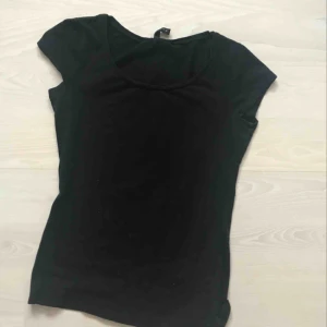  - Basic svart T-shirt med bra passform och bra skick