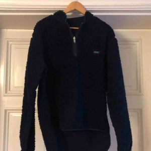  - Fristads pälsfibertröja. Väl använd men har mycket kvar att ge