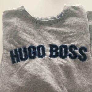  - Grå Hugo boss sweatshirt✨ stl. 16 år men passar S-M i vuxenstorlek. Skriv om du har några frågor och kolla gärna in mina andra annonser💓