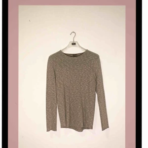  - • 2 år gammal tröja från Jack and Jones  • Bra skick  • Beige med lite vitt  