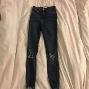  - Ett par high waisted jeans men hål och fransar nedtill. Skulle säga att dessa byxor passar främst dom med långa ben. Säljer pga att dom inte kommer till användning hos mig. Kontakta vid intresse eller vill ha fler bilder 💘
