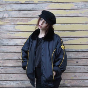  - UNIK gul/svart bomberjacka med fluffig krage💣💣💣 Stor och skön dunjacka - UNISEX💛FRAKT INGÅR - stor jacka = stort paket🔥 Träffas gärna upp i Göteborg!