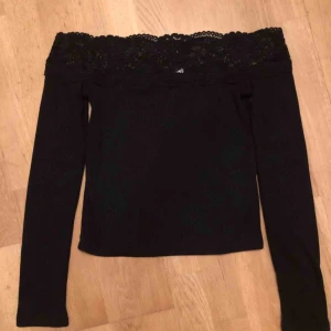  - Söt off shoulder top från HM aldrig använd ☺️