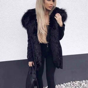  - Svart vinterjacka med en stor svart fuskpälskrage i mycket bra skick. Köpt från affingos. Jackan är varm och som ny. Storlek S. Priset kan absolut diskuteras.