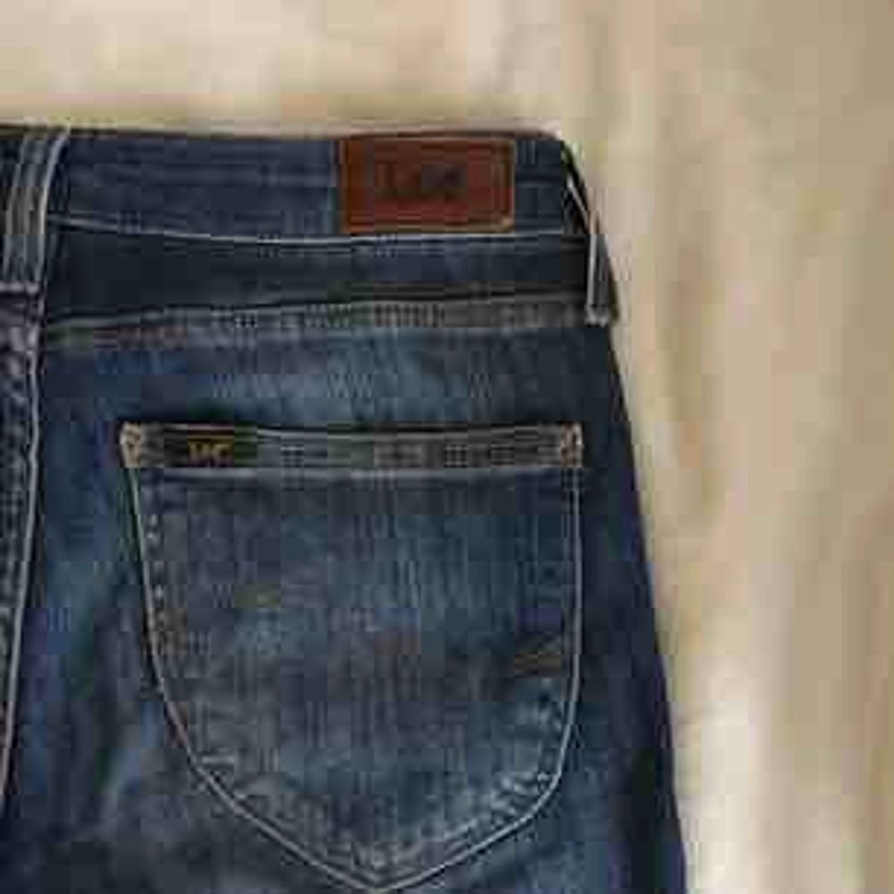 Mörkblå jeans från Lee. Väl använda men i fint skick. Väldigt bekväma med jättefin passform.. Jeans & Byxor.