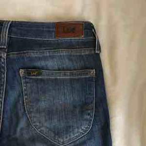 Mörkblå jeans från Lee. Väl använda men i fint skick. Väldigt bekväma med jättefin passform.