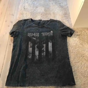  - T-shirt från nakd, storlek L men sitter mer som en M enligt mig. Knappt använd