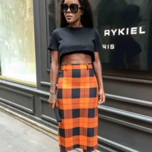  - Ny och oanvänd ombloggad och slutsåld pennkjol från Zara, rutig i svart och orange. ”The It-skirt” som syns på alla bloggaren överallt.   Material: Utsida: Polyester 62%, Viskos 26%, Ylle 9%, Elastan 3%. Foder: Polyester 100%. Porto tillkommer.
