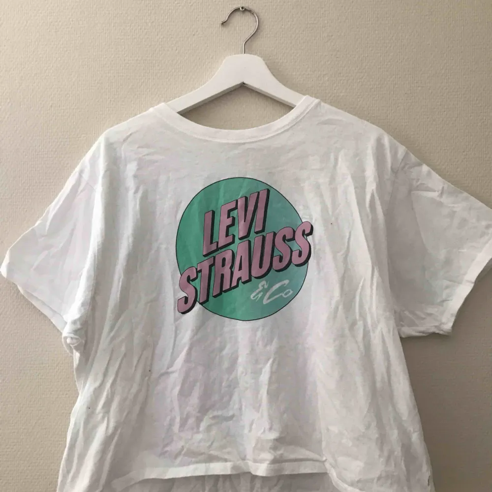 Levis t-shirt, använd 1 gång, storlek L, köparen står för frakt . T-shirts.