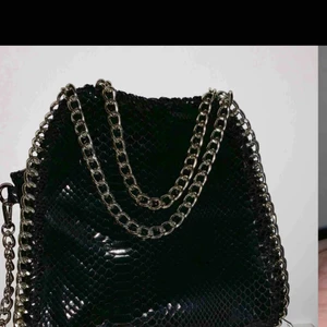  - Väska orm skin detaljer svart fin!  Avtag bar kedja (sänkt pris)